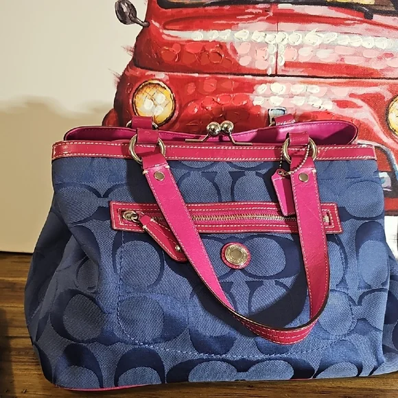 Coach Laura Kisslock 14940 GUC - Picture 1 of 12